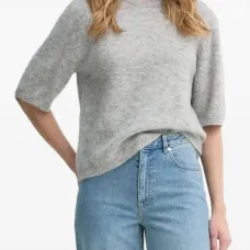 Свитер с круглым вырезом