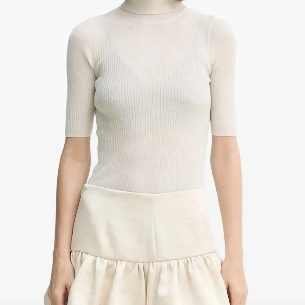 Свитер с высоким воротником