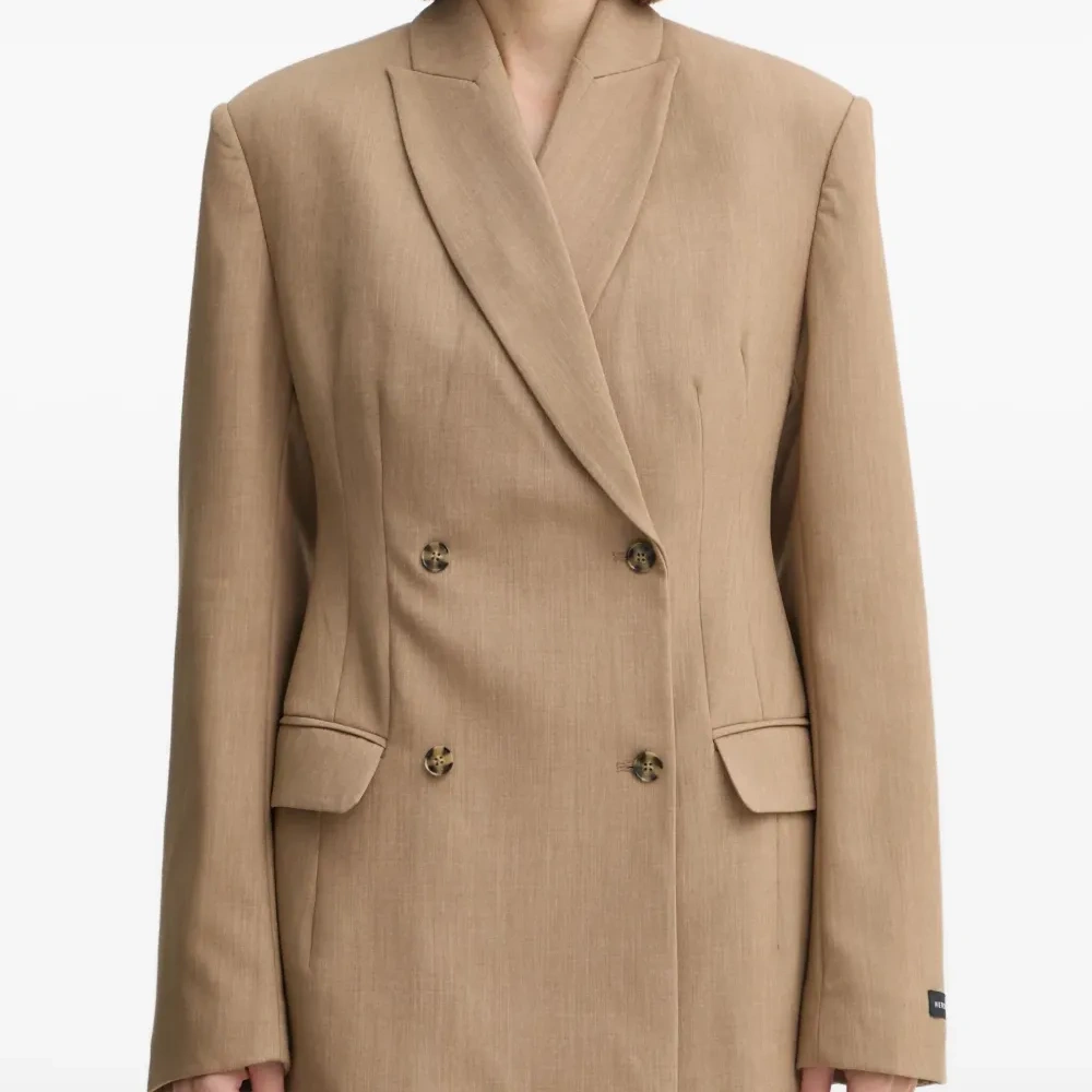 Двубортный пиджак на пуговицах