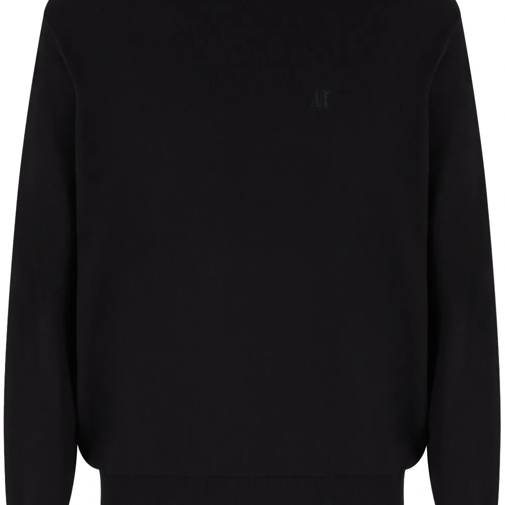 Свитер с вышитым логотипом