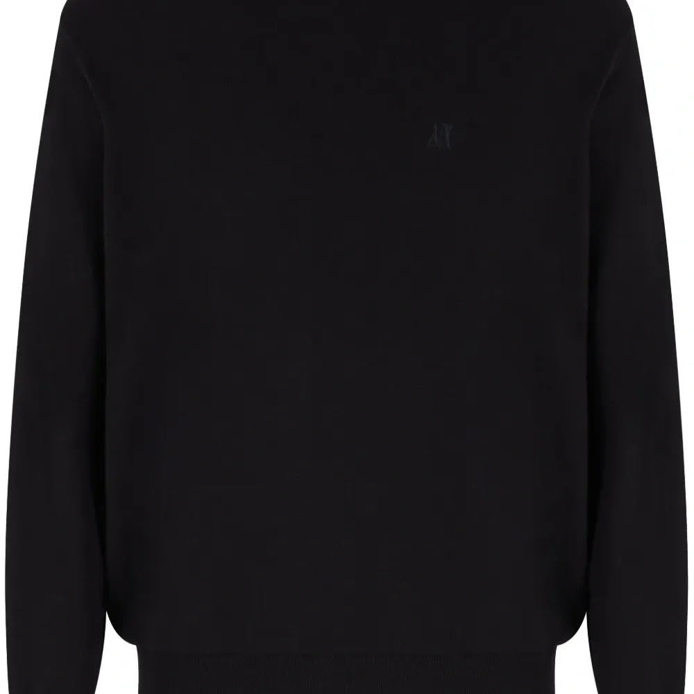 Свитер с вышитым логотипом