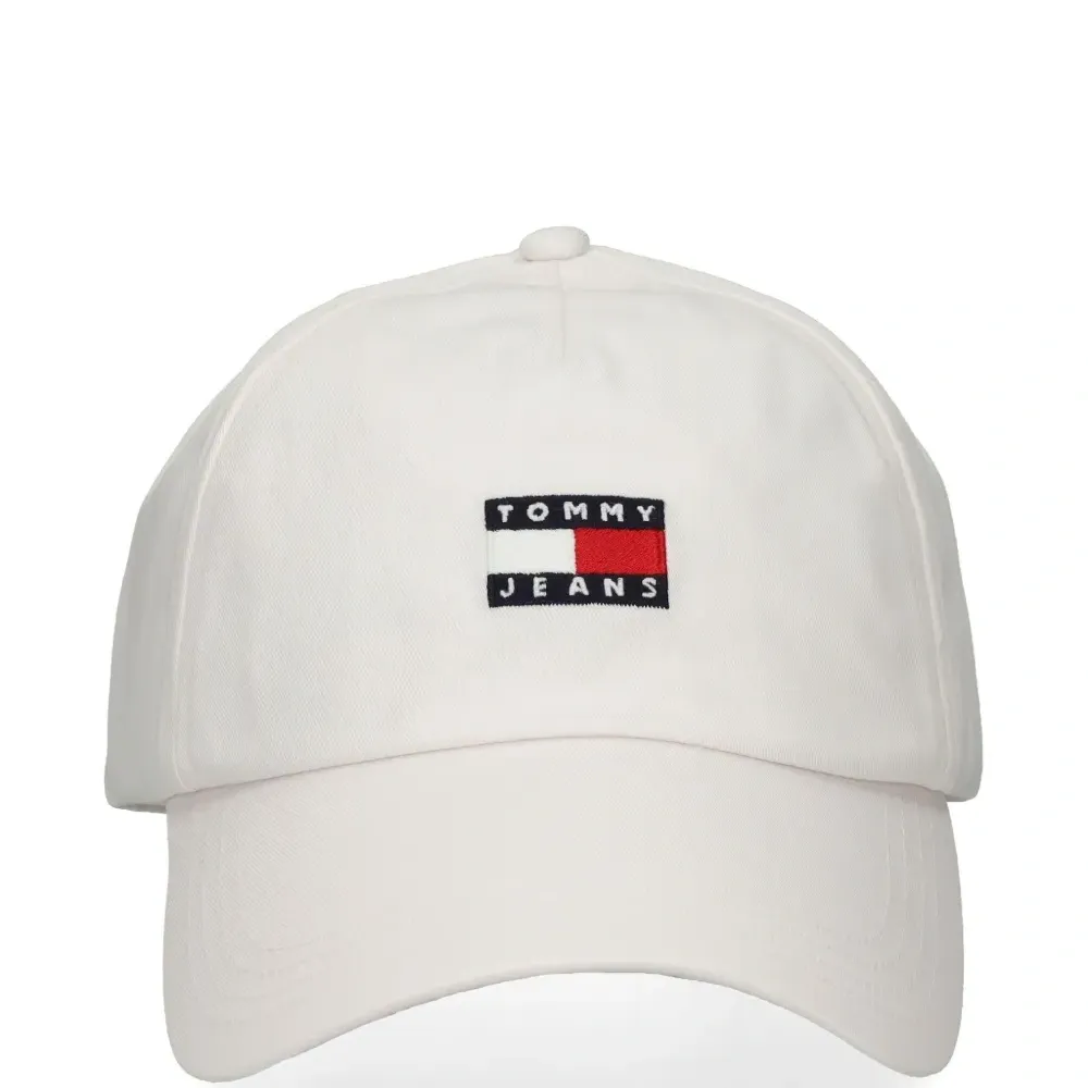 Бейсболка с вышитым логотипом Бейсболка с вышитым логотипом