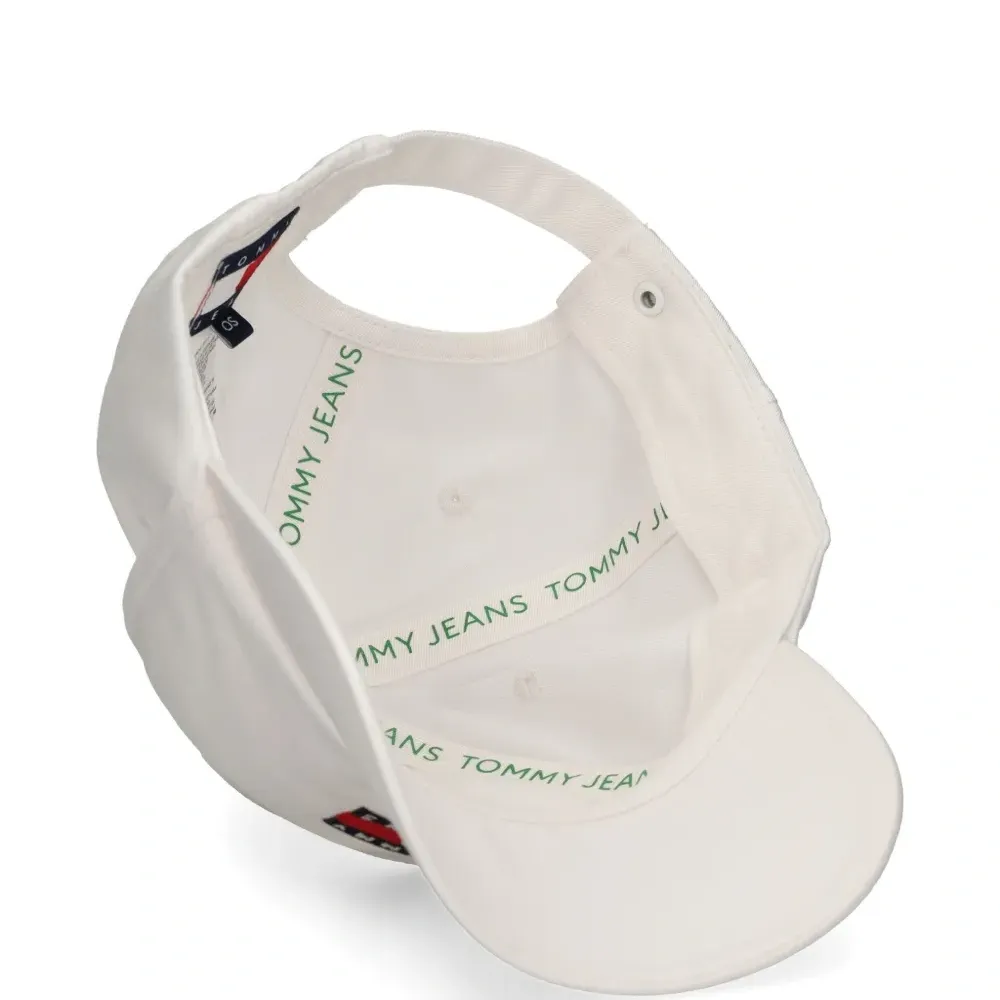 Бейсболка с вышитым логотипом Бейсболка с вышитым логотипом