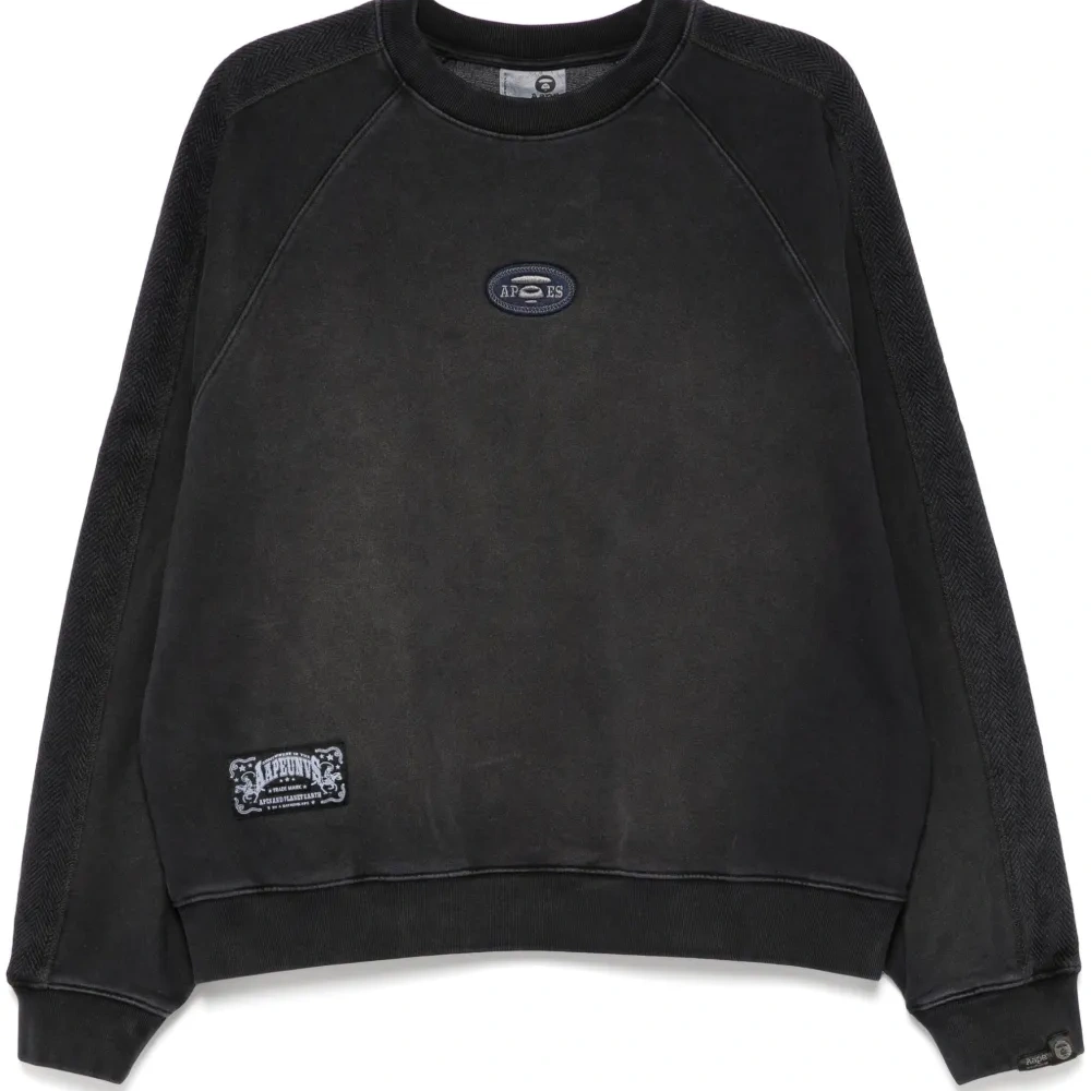 Толстовка с нашивками