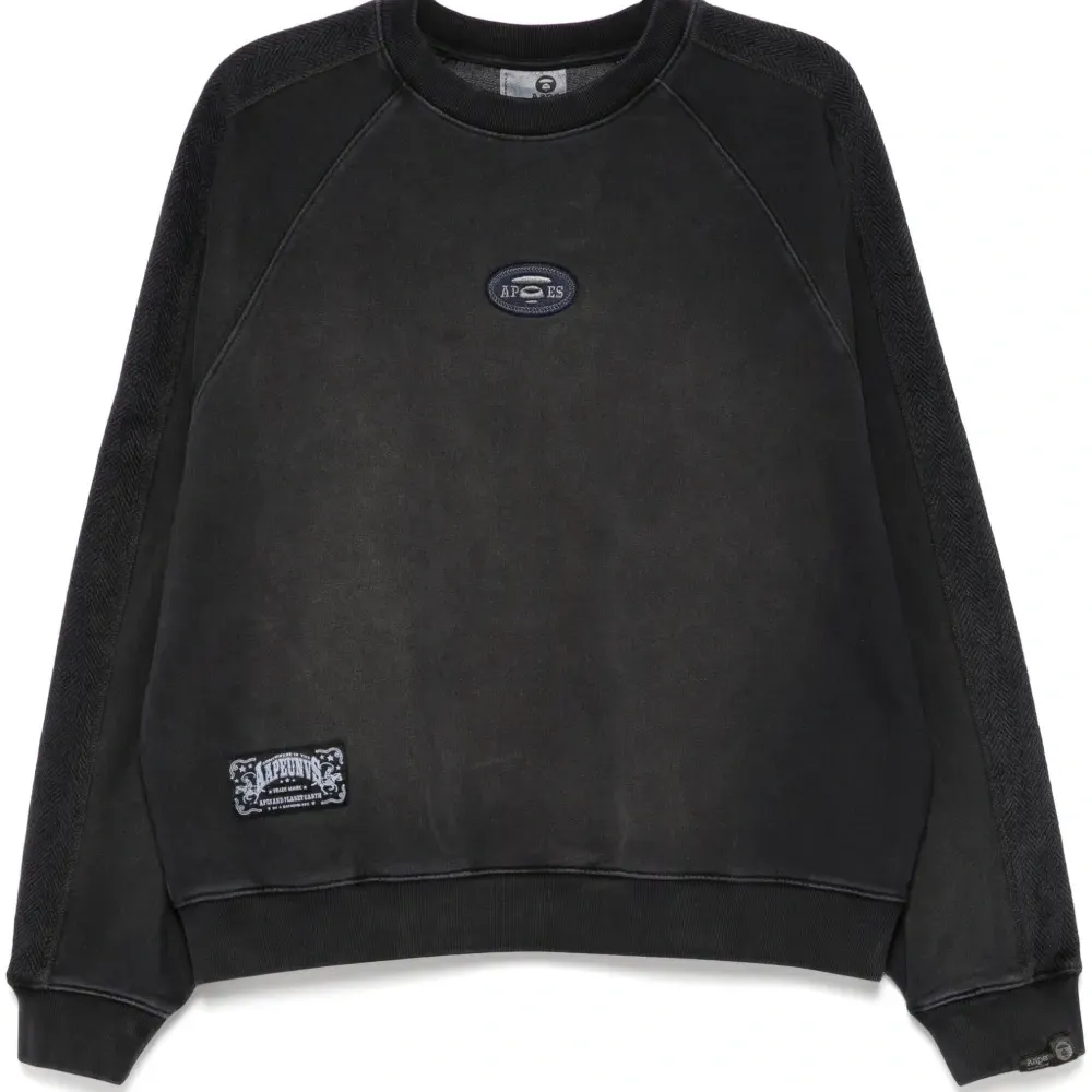 Толстовка с нашивками