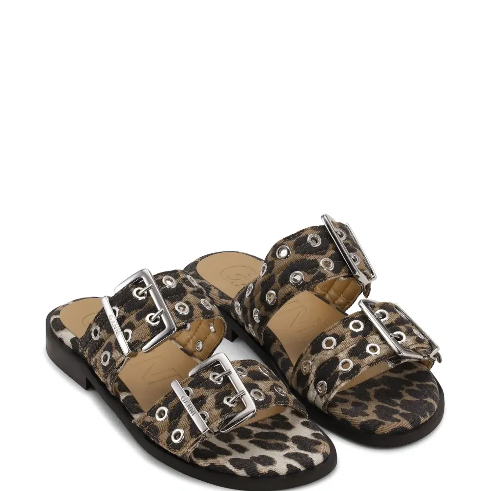 Сандалии с пряжками