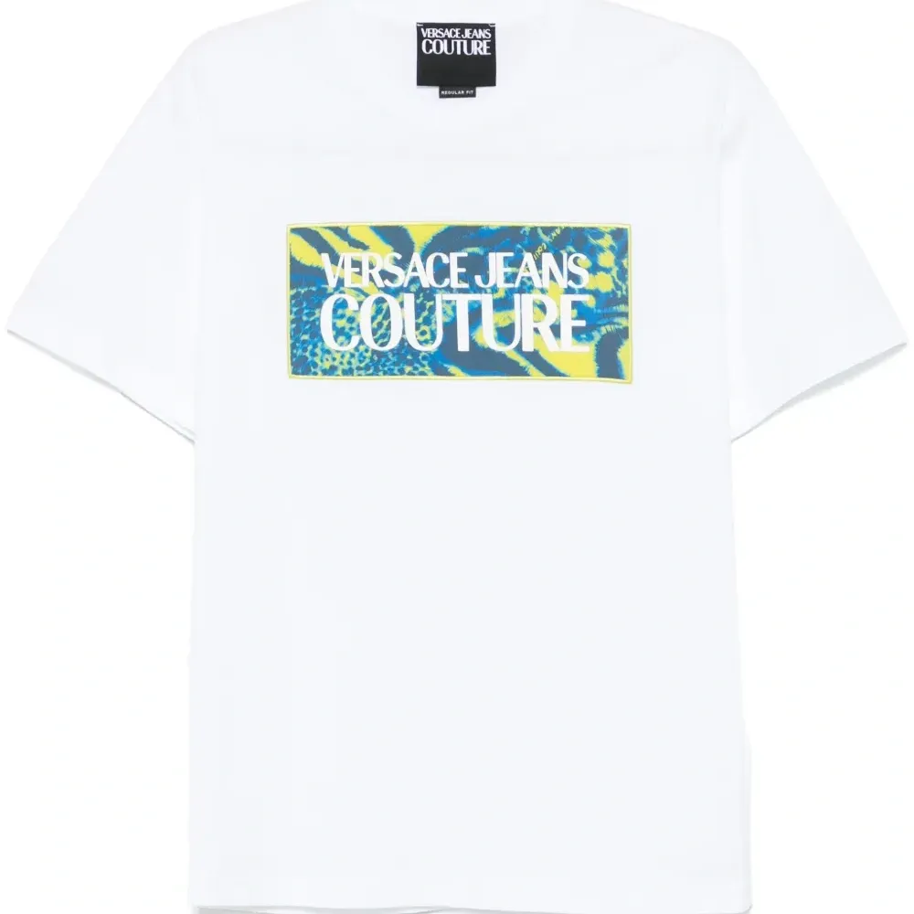 Футболка с нашивкой-логотипом