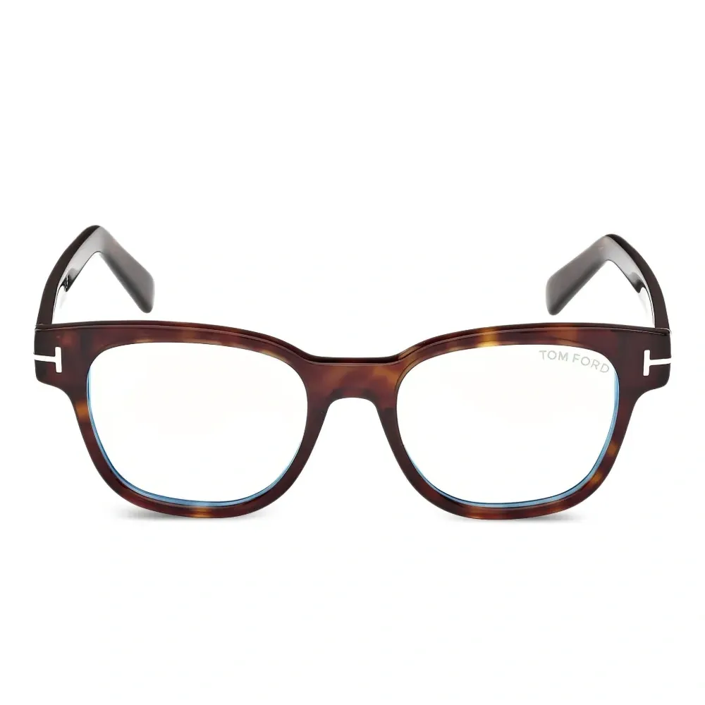 Очки в квадратной оправе