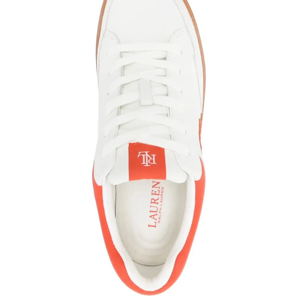 Кроссовки с тисненым логотипом