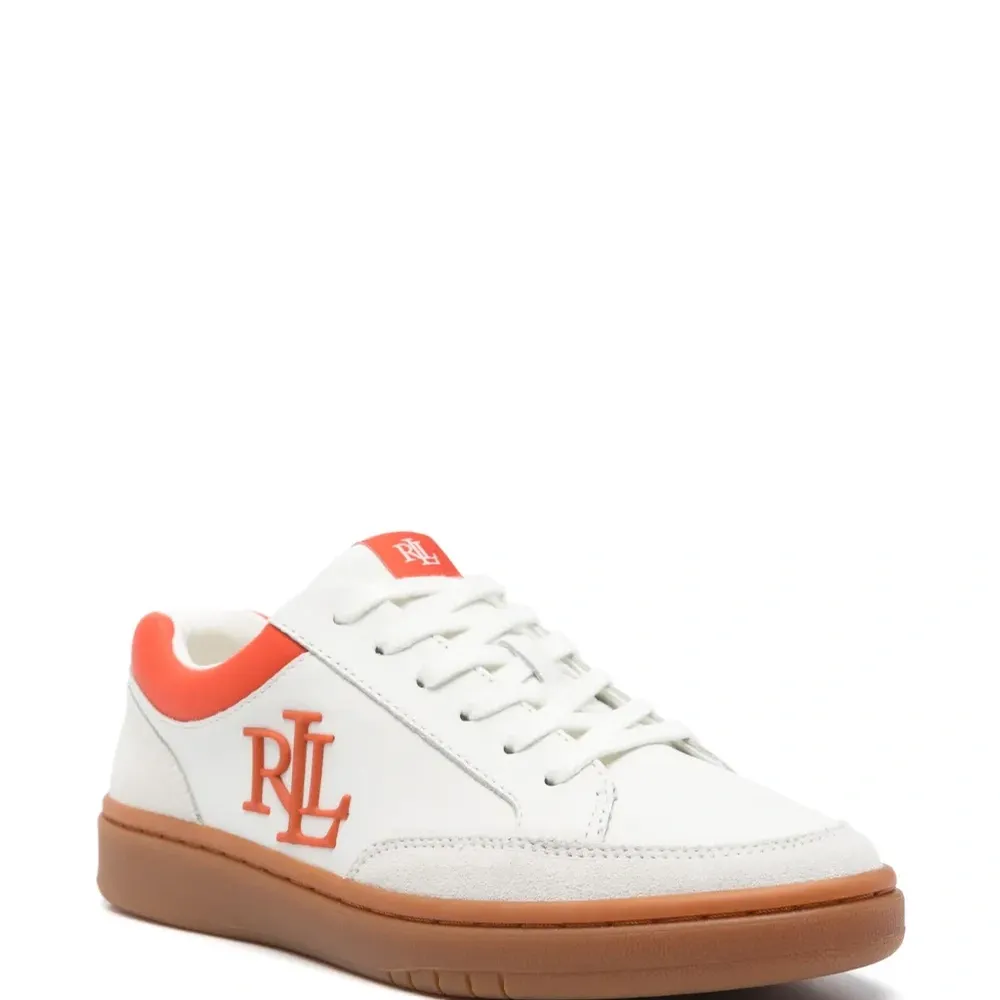 Кроссовки с тисненым логотипом