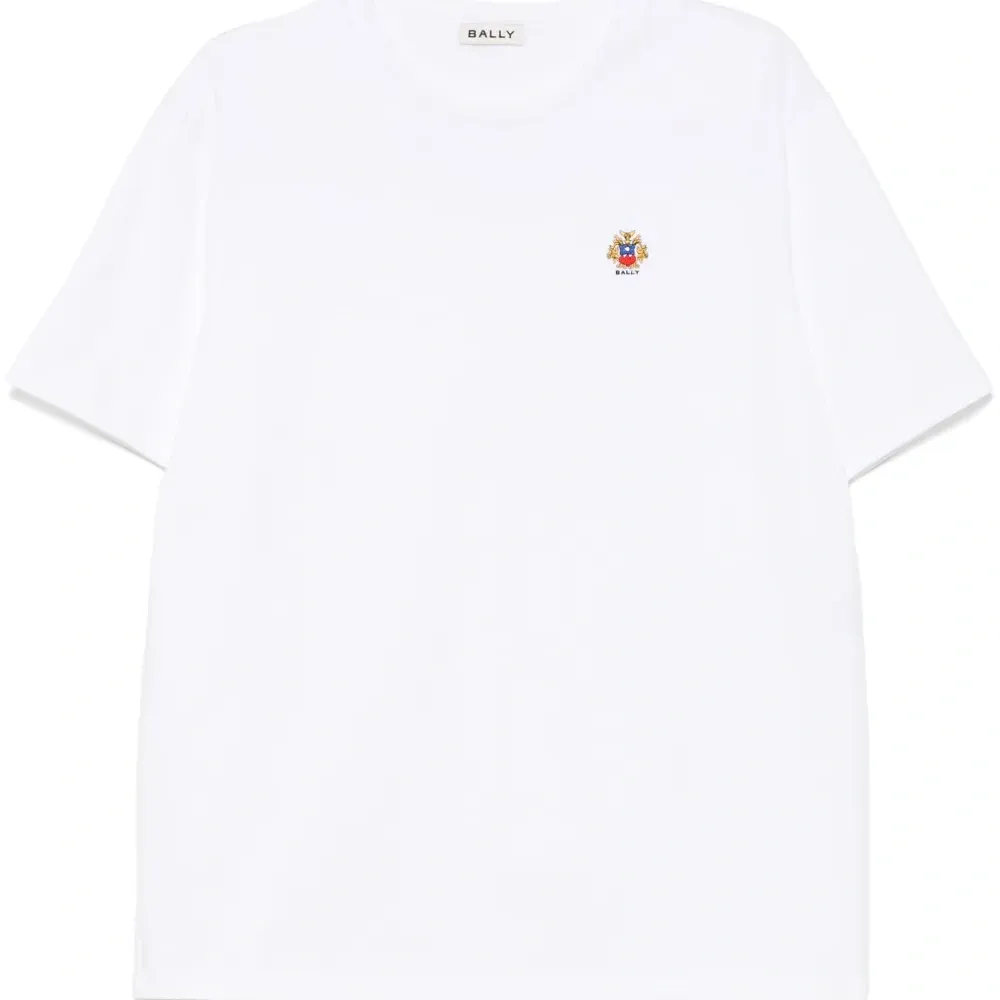 Футболка с вышитым логотипом