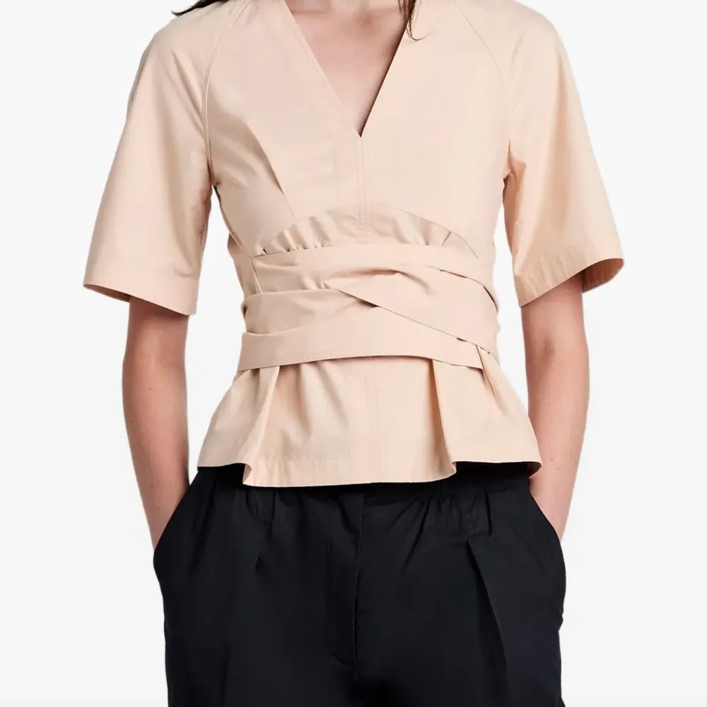 Блуза с V-образным вырезом