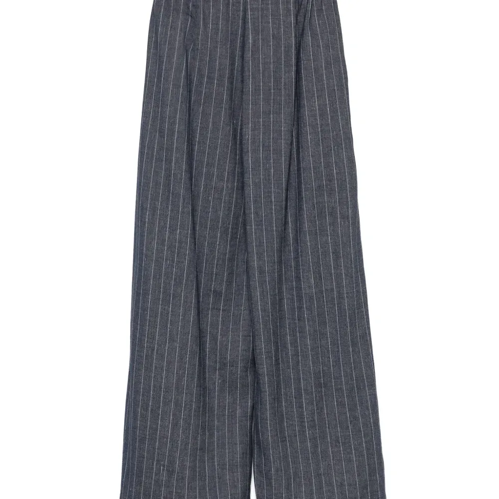 Брюки в тонкую полоску Брюки в тонкую полоску