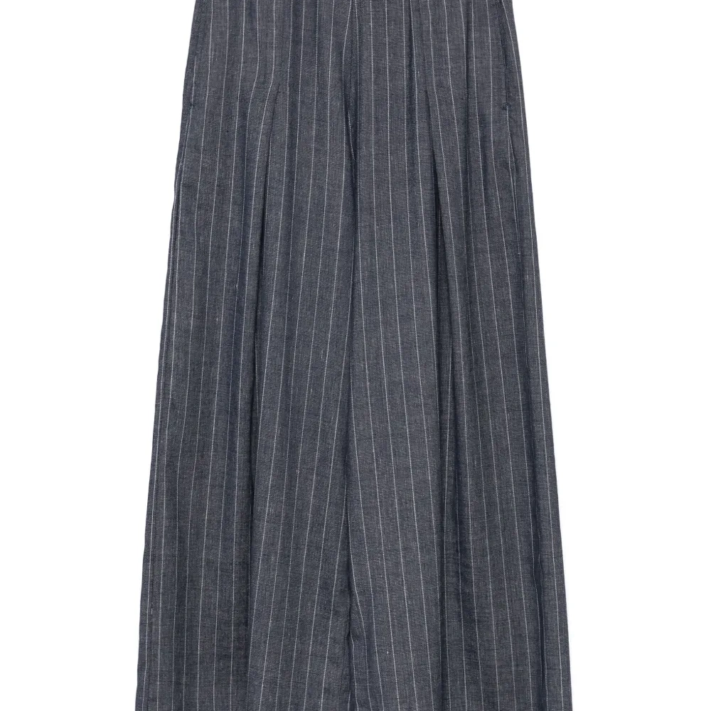 Брюки в тонкую полоску