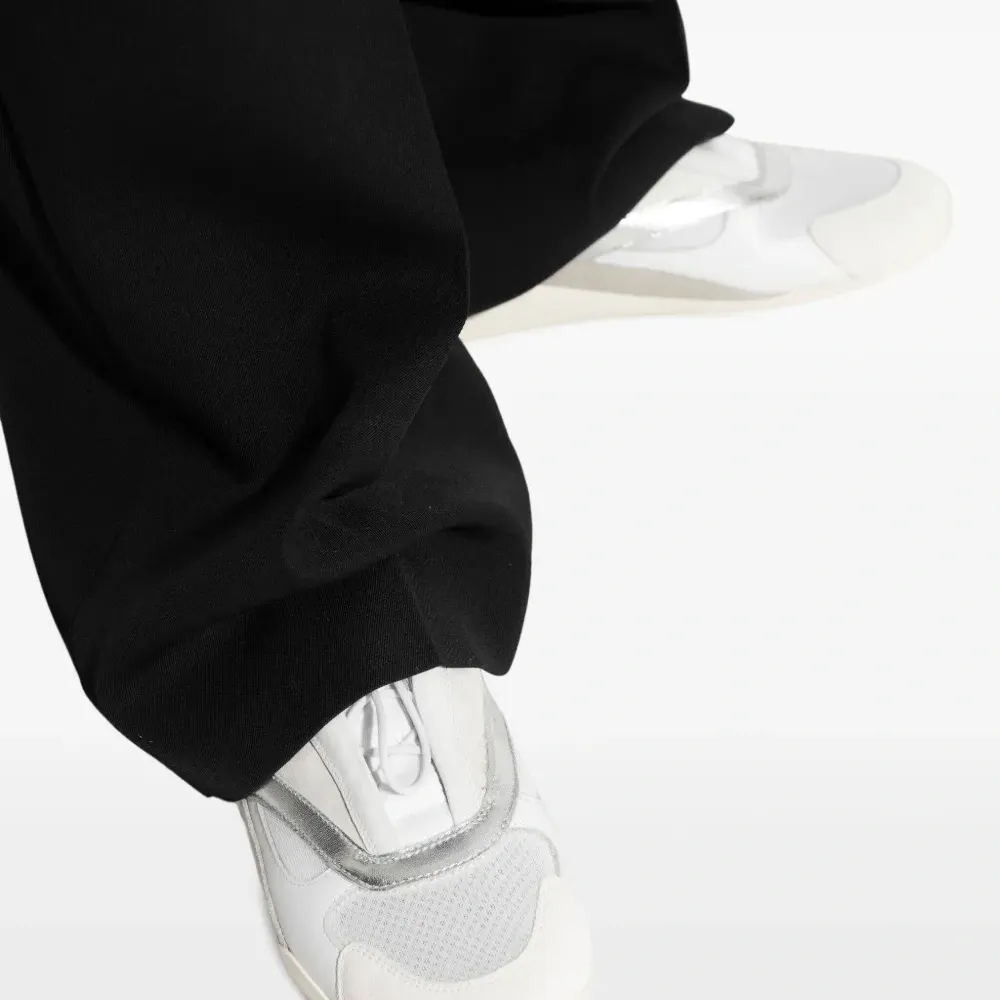 Кожаные кроссовки