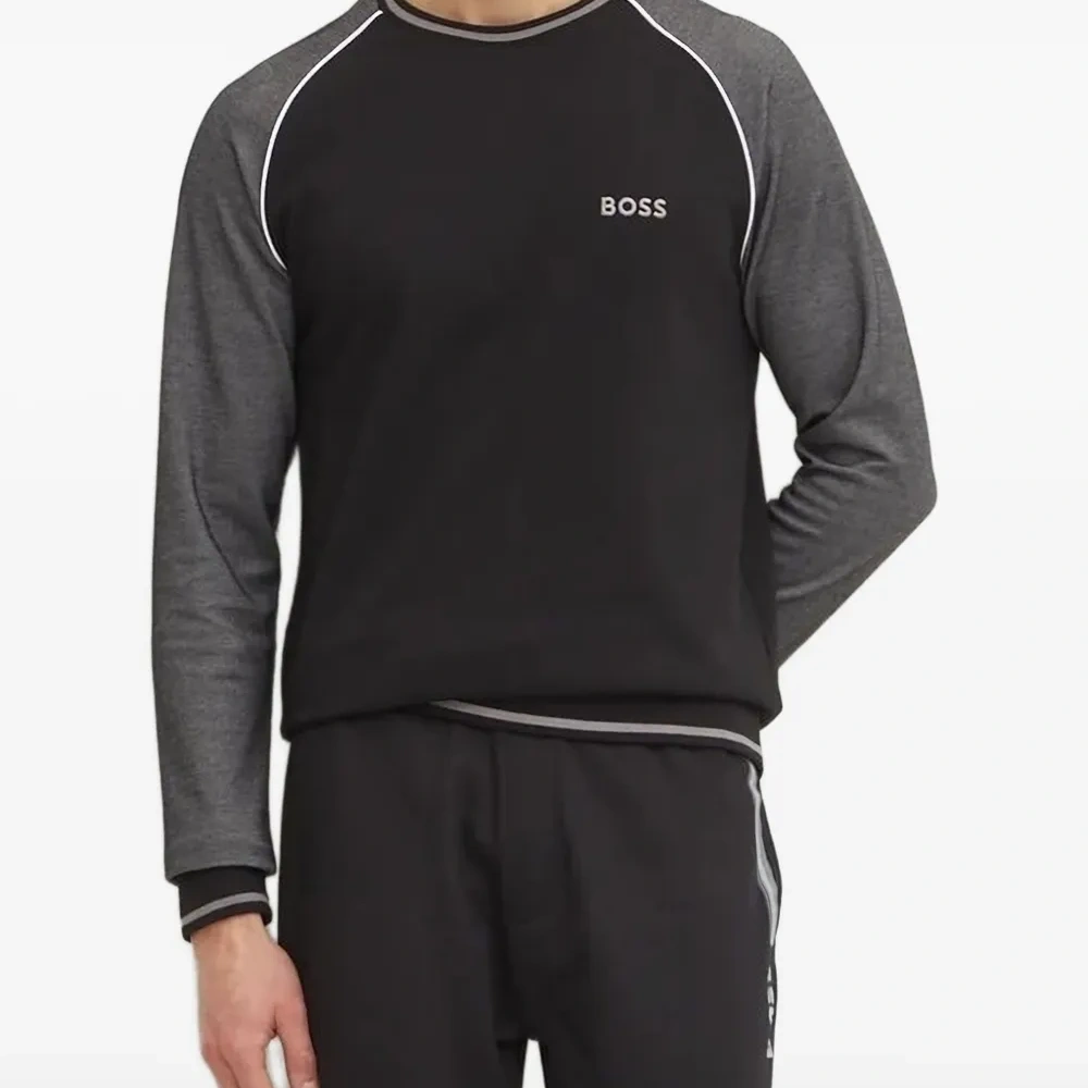 Толстовка с контрастными вставками