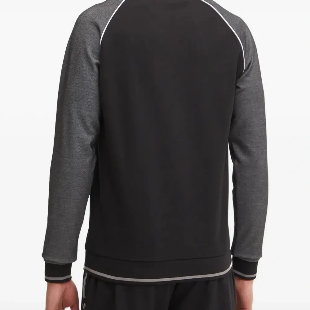 Толстовка с контрастными вставками