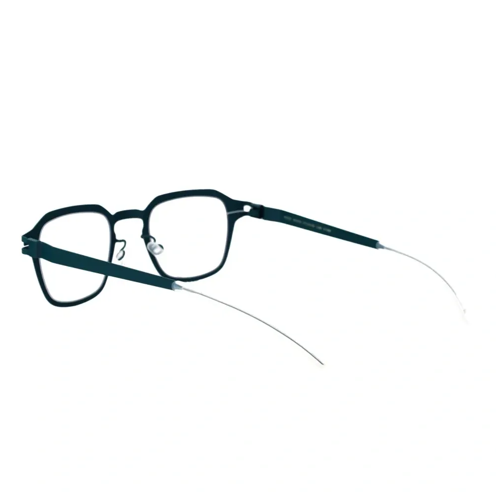 Очки в прямоугольной оправе