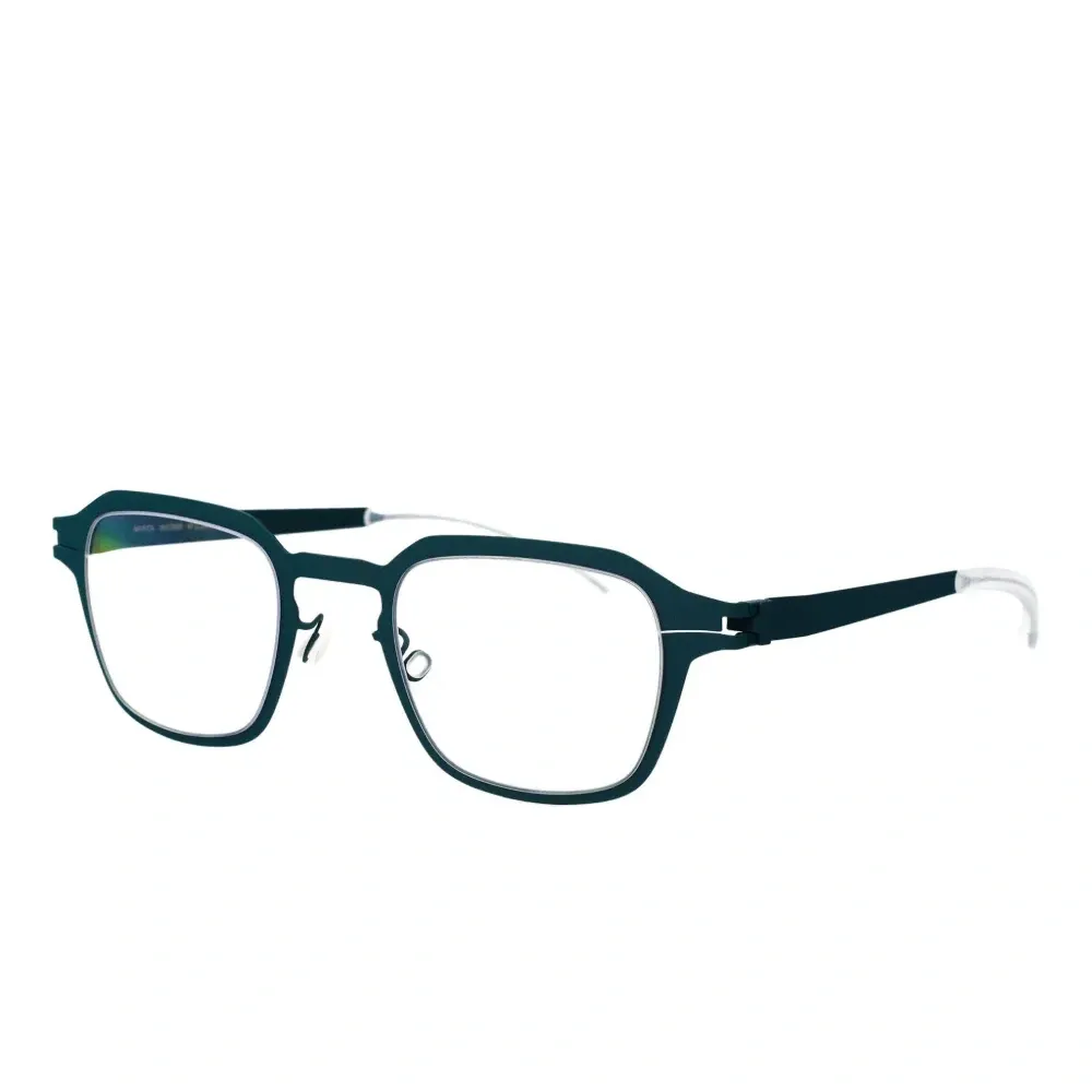 Очки в прямоугольной оправе