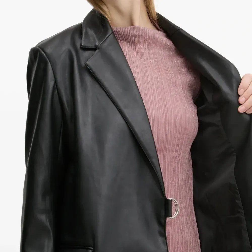 Блейзер с поясом и логотипом