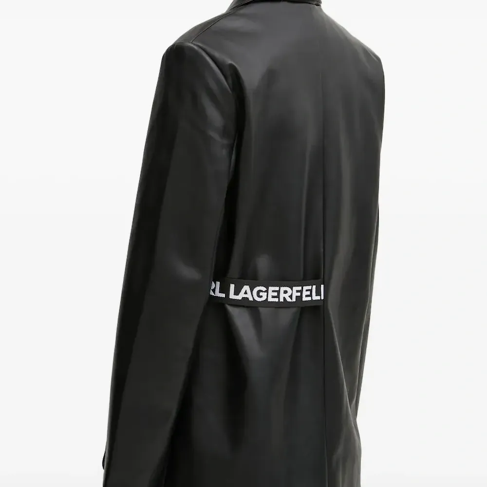 Блейзер с поясом и логотипом