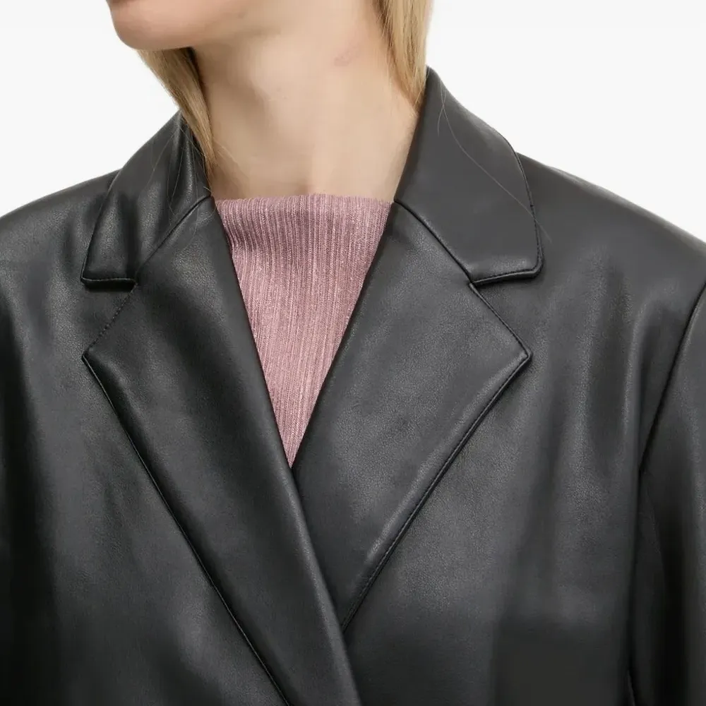 Блейзер с поясом и логотипом