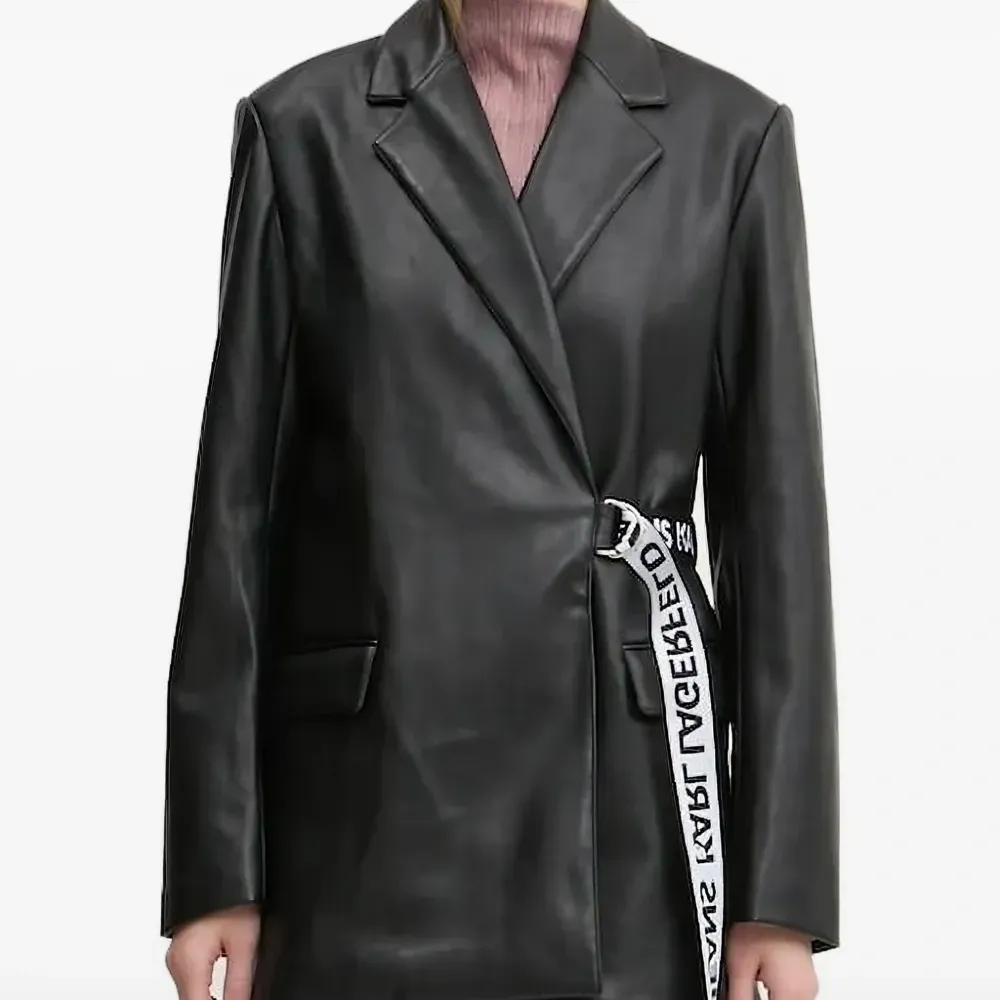 Блейзер с поясом и логотипом