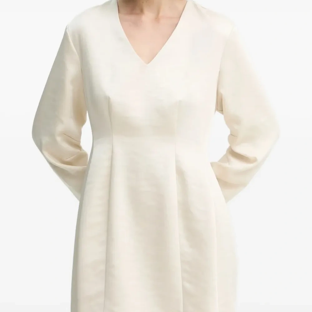 Платье с V-образным вырезом и складками