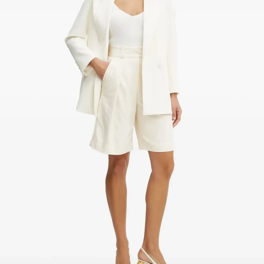 Двубортный пиджак на пуговицах