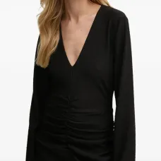 Платье с V-образным вырезом и сборками Платье с V-образным вырезом и сборками