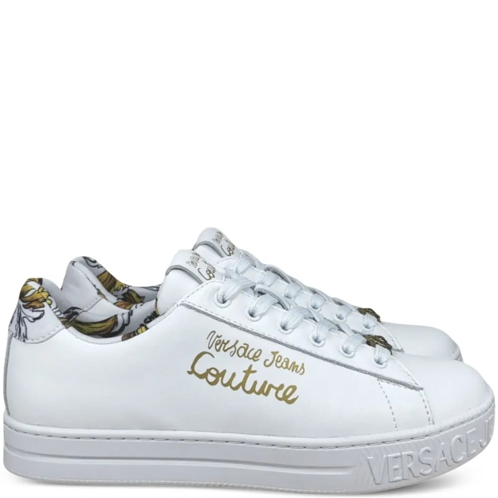 Кроссовки с логотипом