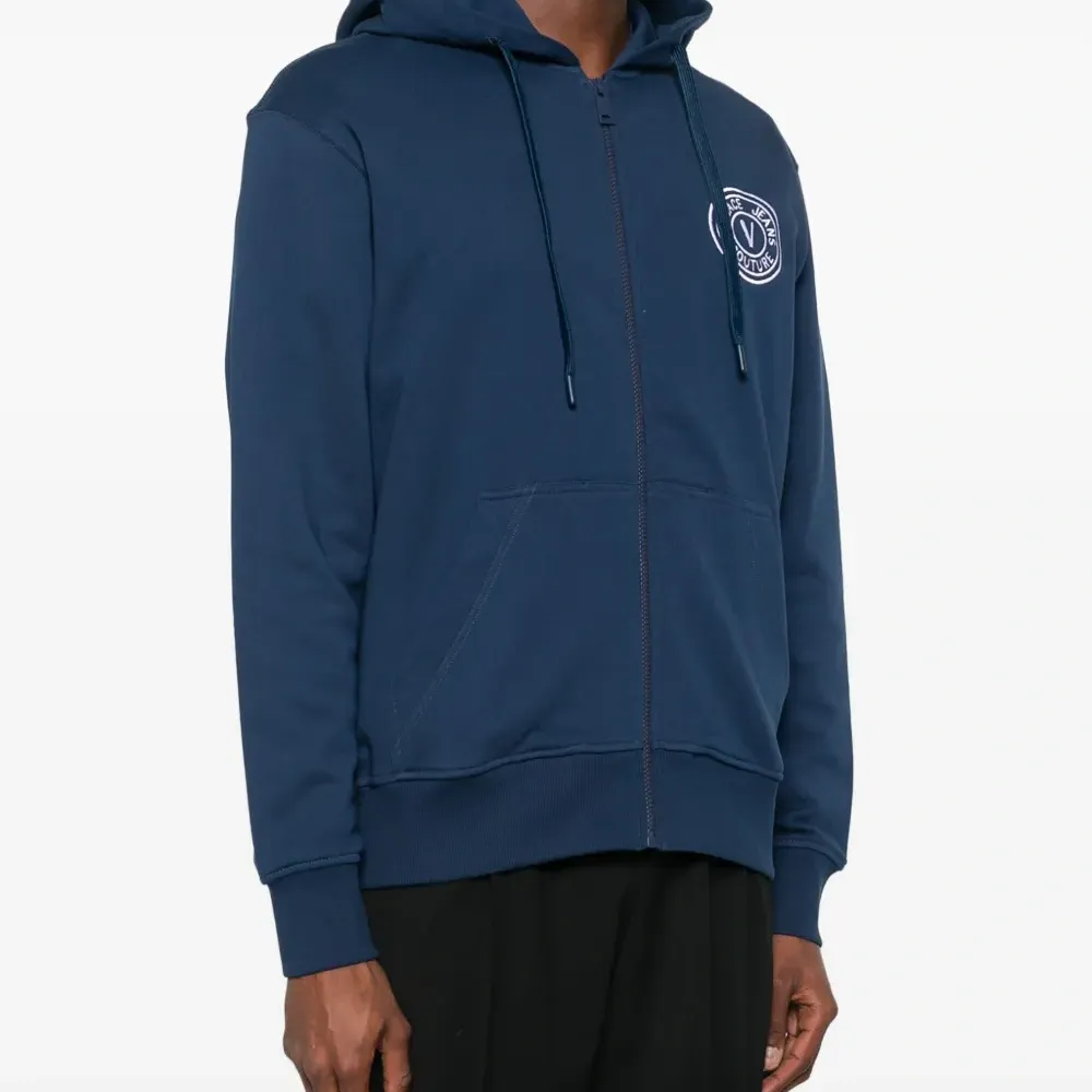 Худи с вышитым логотипом