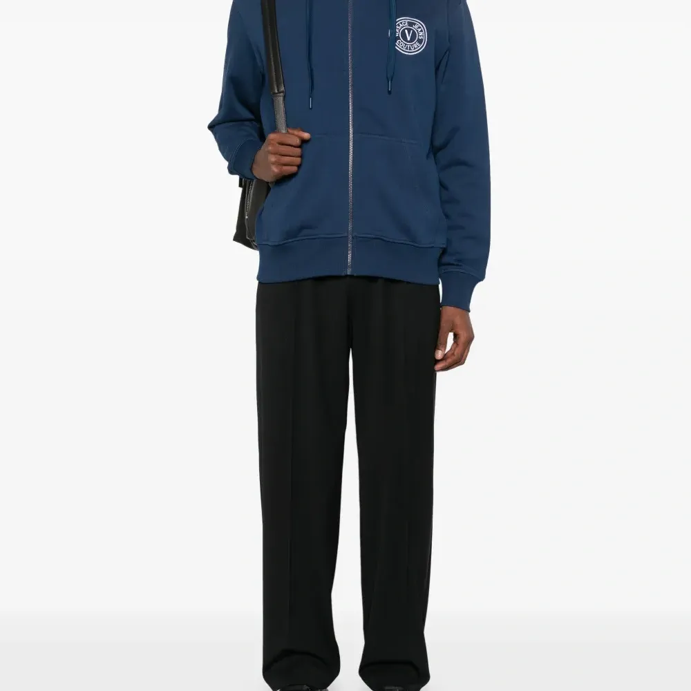 Худи с вышитым логотипом