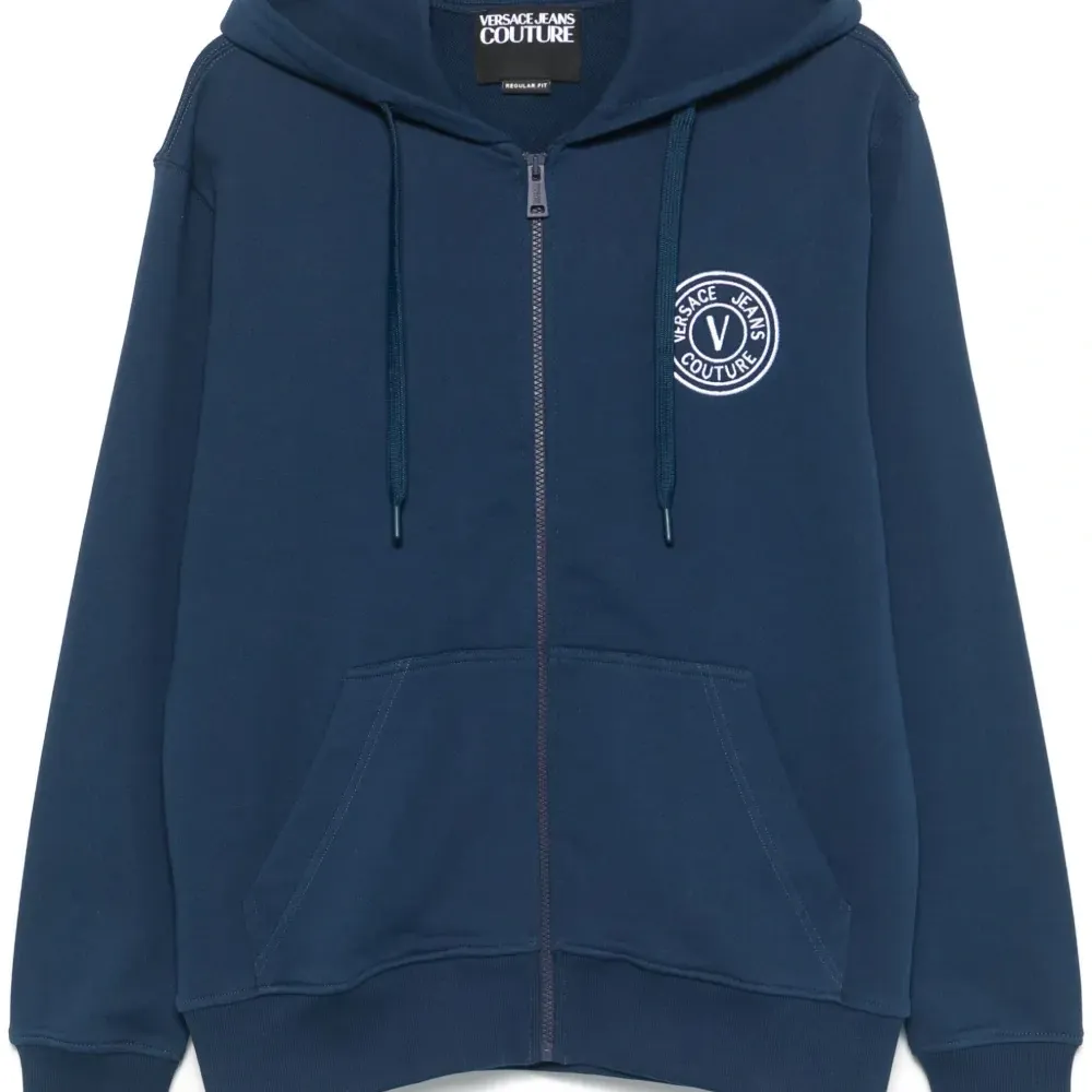 Худи с вышитым логотипом