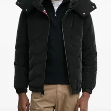 Стёганая куртка с капюшоном Стёганая куртка с капюшоном