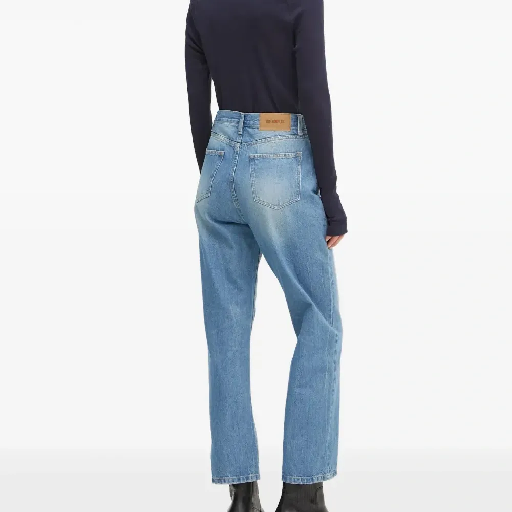 Джинсы с пятью карманами и нашивкой-логотипом Джинсы с пятью карманами и нашивкой-логотипом