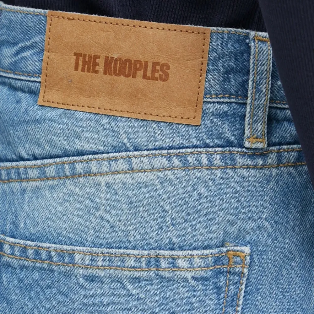 Джинсы с пятью карманами и нашивкой-логотипом Джинсы с пятью карманами и нашивкой-логотипом