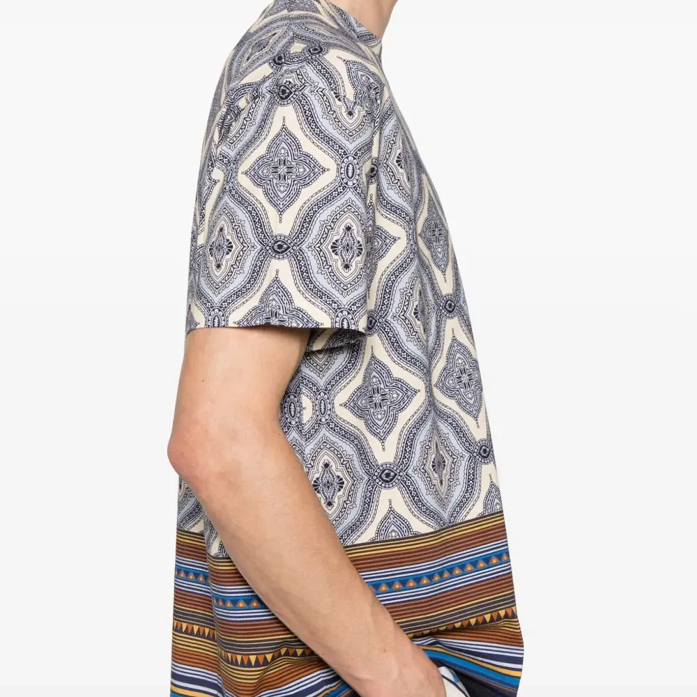 Футболка с абстрактным узором