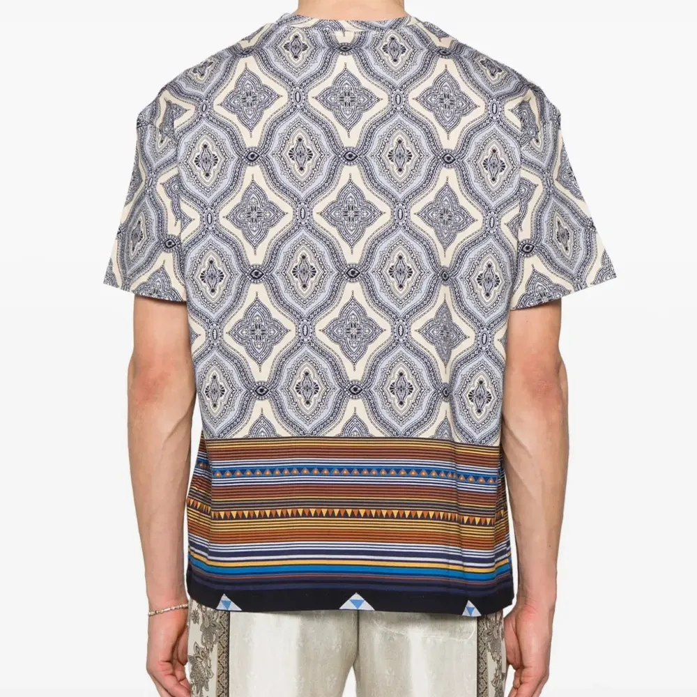 Футболка с абстрактным узором