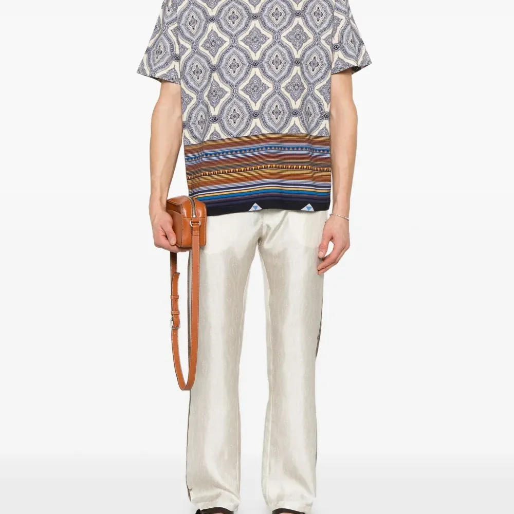 Футболка с абстрактным узором