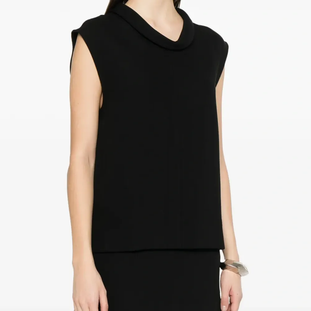 Блузка с высоким воротником