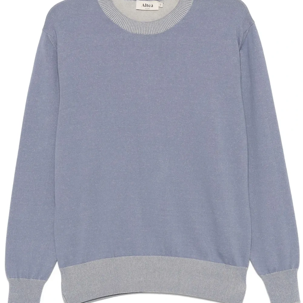 Свитер с круглым вырезом