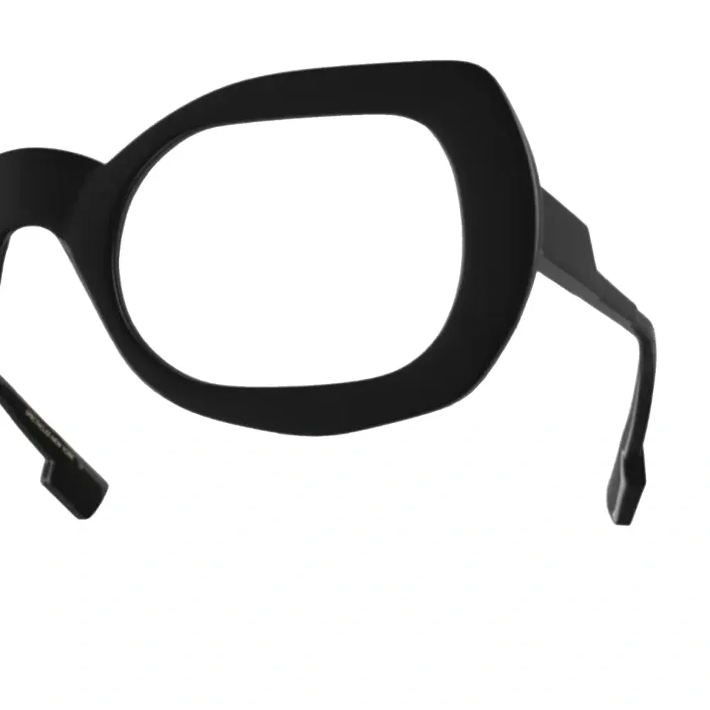 Очки в массивной оправе