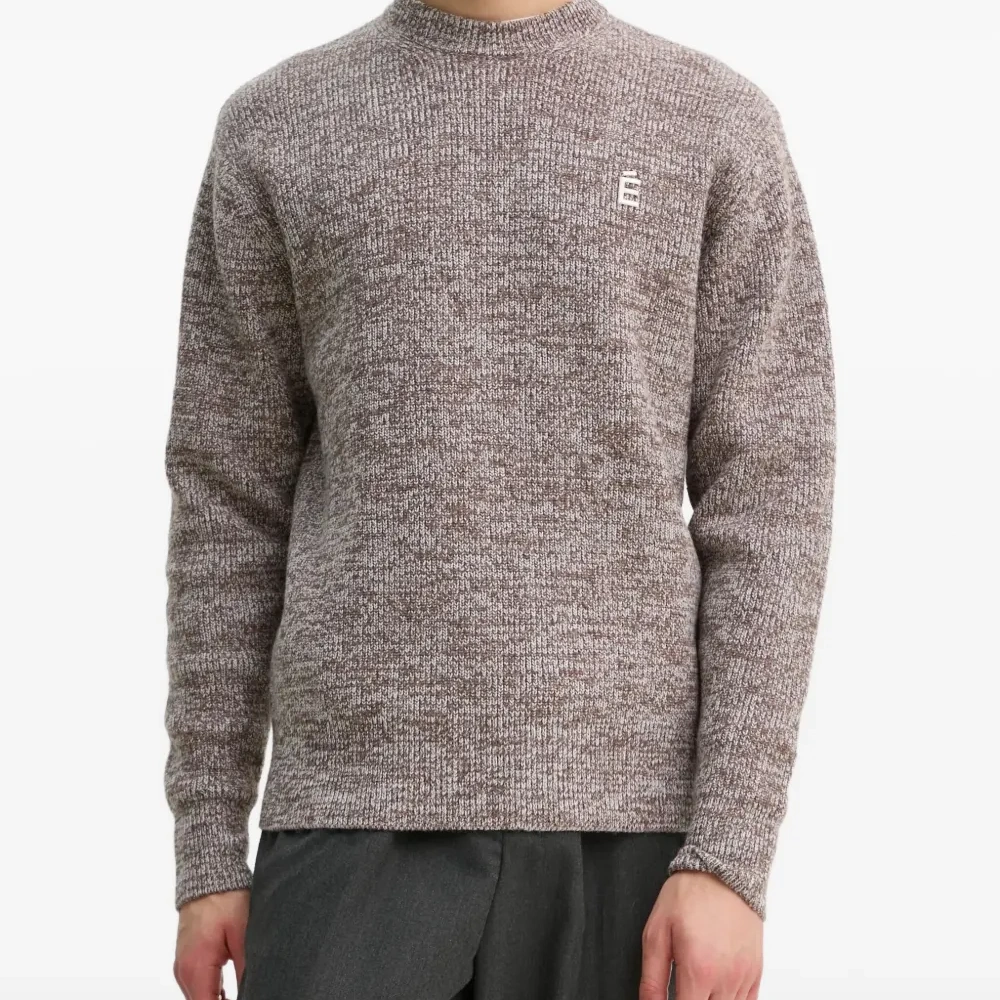 Свитер с логотипом и круглым вырезом