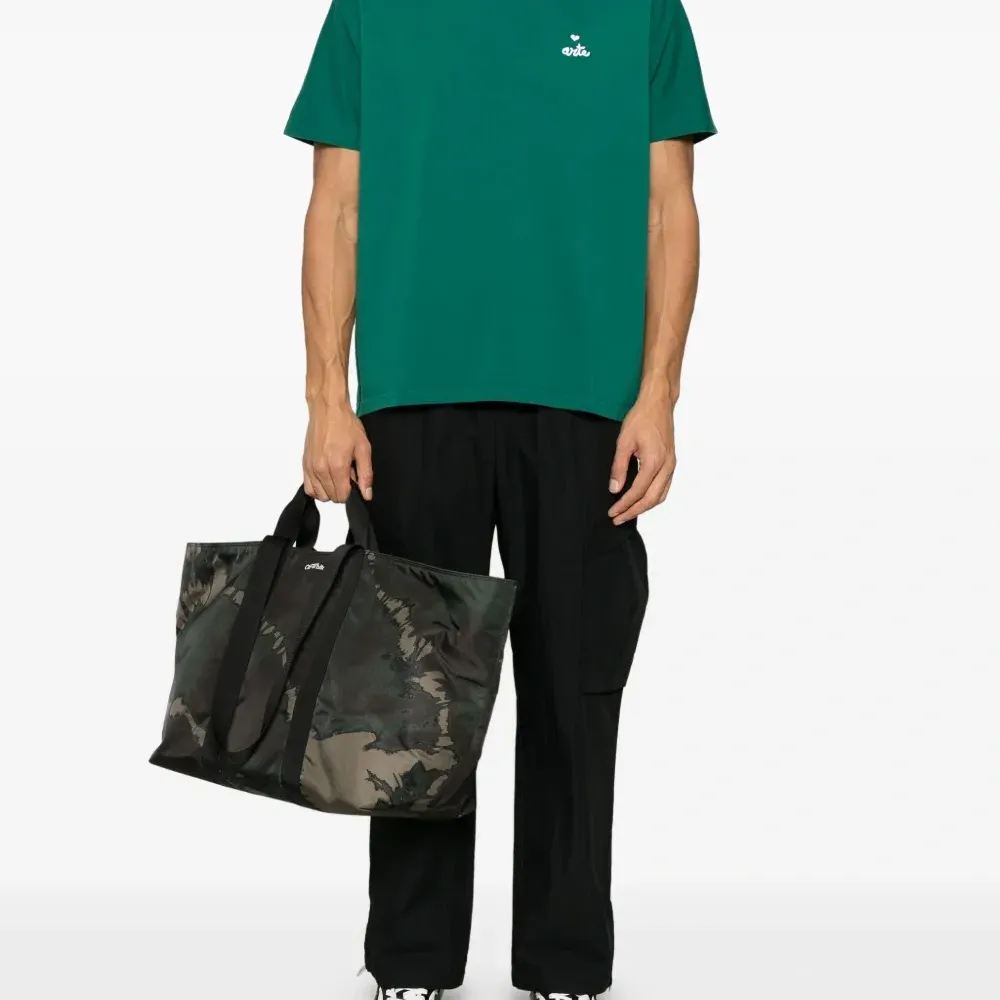 Футболка с логотипом