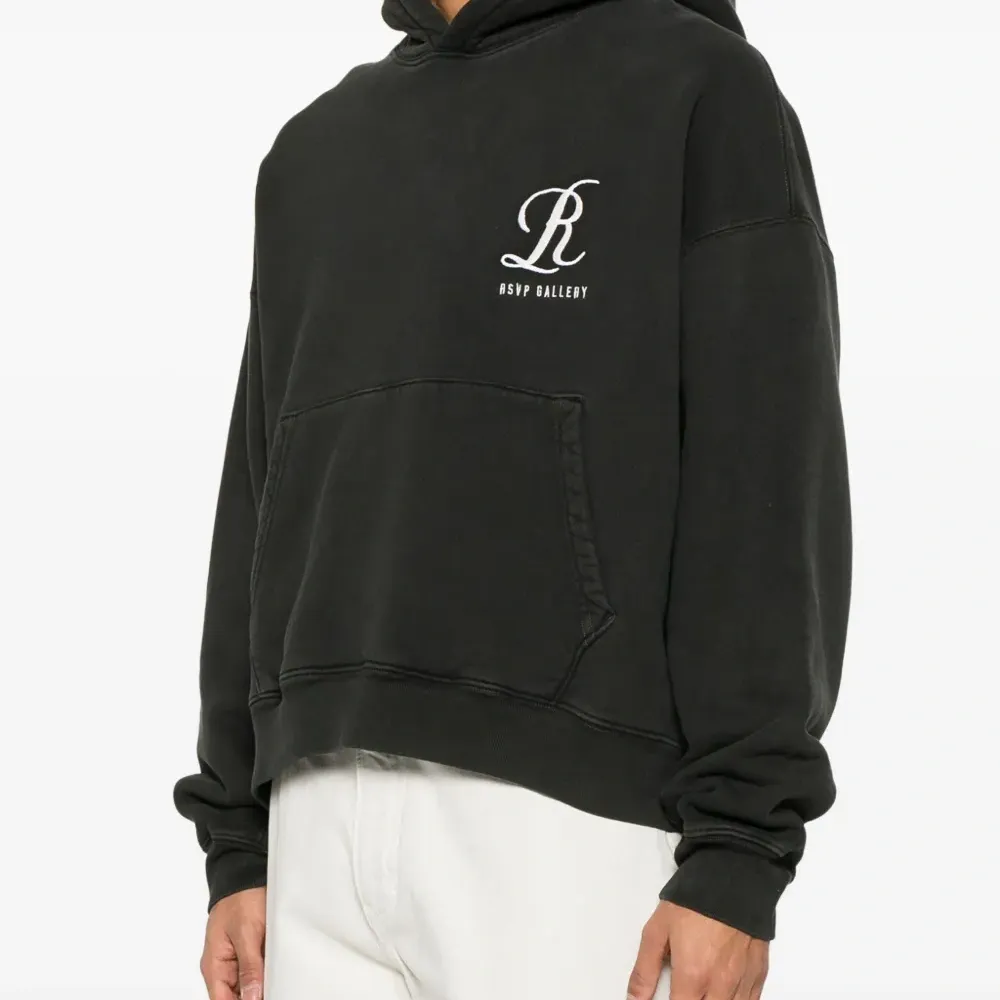 Худи Gallery с вышитым логотипом из коллаборации с RSVP Худи Gallery с вышитым логотипом из коллаборации с RSVP