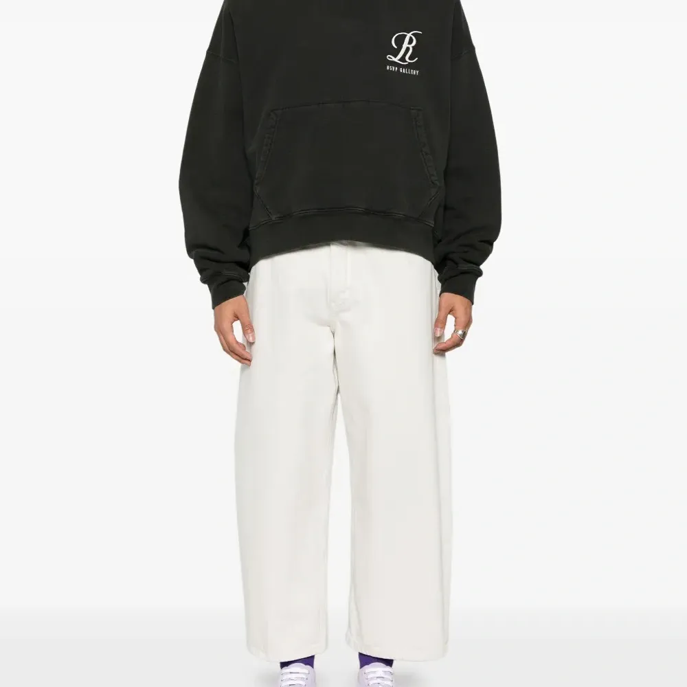 Худи Gallery с вышитым логотипом из коллаборации с RSVP Худи Gallery с вышитым логотипом из коллаборации с RSVP