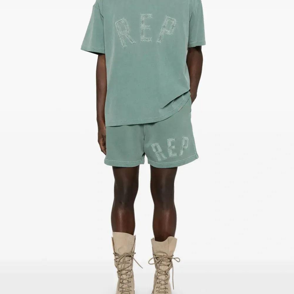 Футболка с логотипом