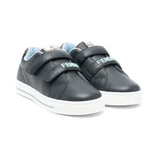 Кроссовки с тисненым логотипом