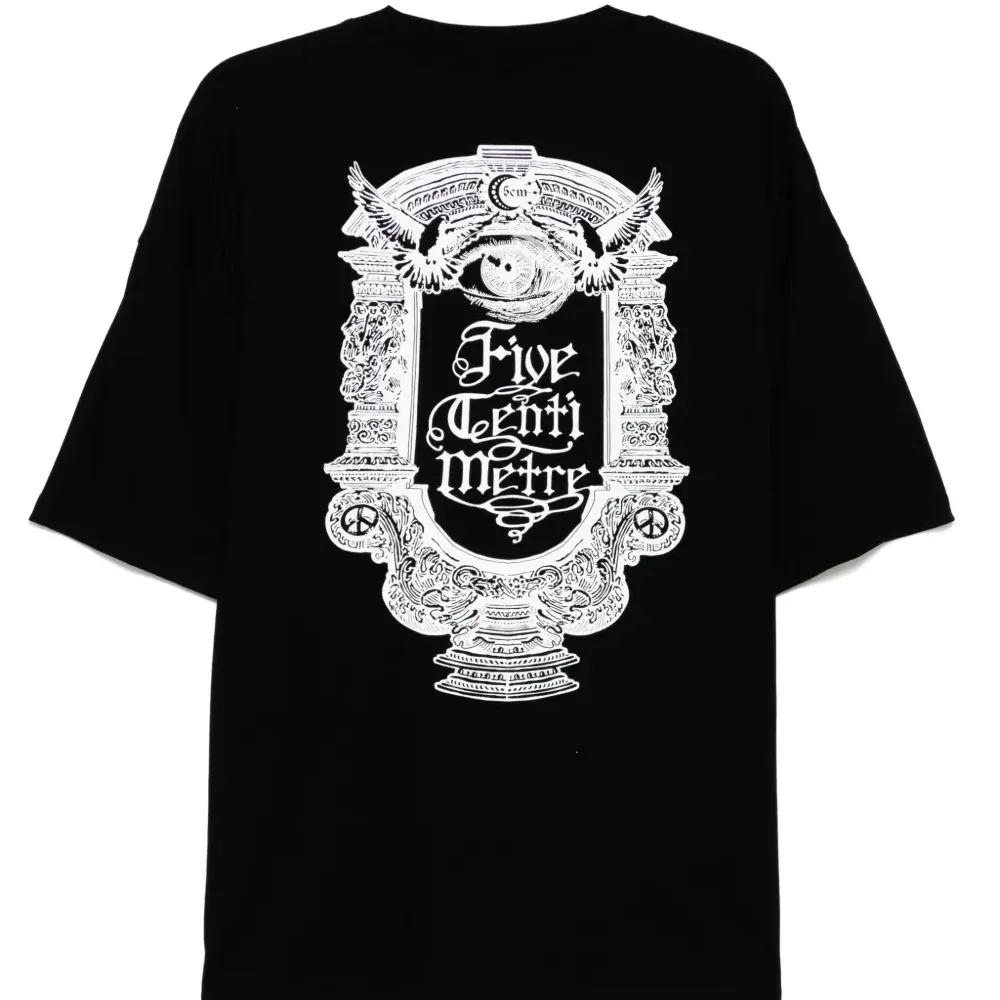 Футболка с вышитым логотипом